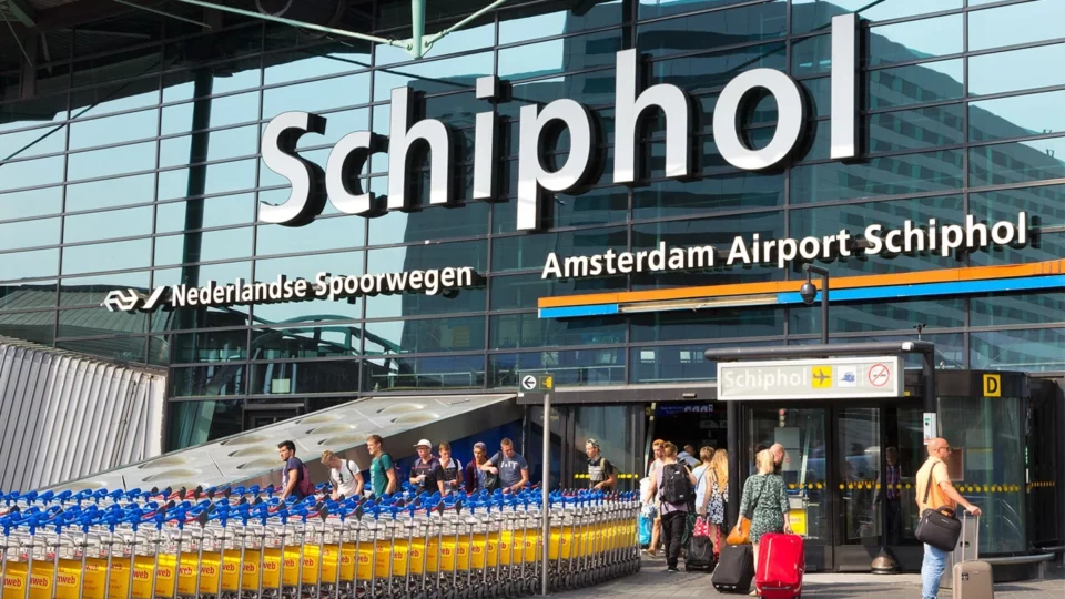 64f102f1-schiphol-ingang-min