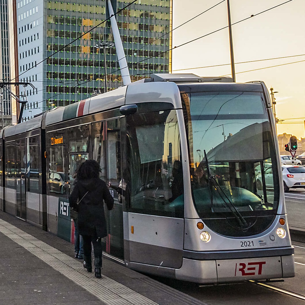 De RET vervoert dagelijks vele passagiers met bus, metro, ferry of tram in de regio Rotterdam. Compris heeft in  een workshopsessie samen met de afdeling vlootmanagement van RET richting gegeven aan duurzaam asset management.